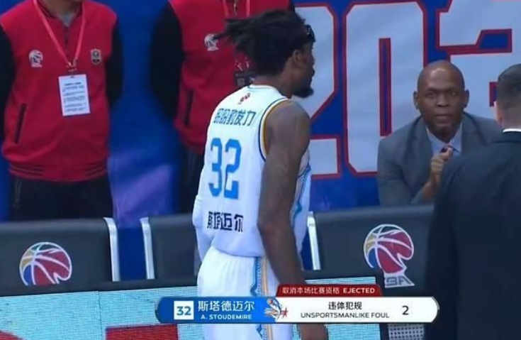 科隆铁卫红牌罚下遭停赛三场  